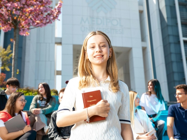 Para entender as vantagens e desafios de estudar em Portugal, é crucial analisar a qualidade de vida, o sistema de ensino eur