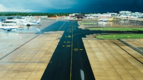 Para lidar com a ansiedade pré-embarque, é fundamental adotar estratégias como a preparação antecipada, técnicas de relaxamen