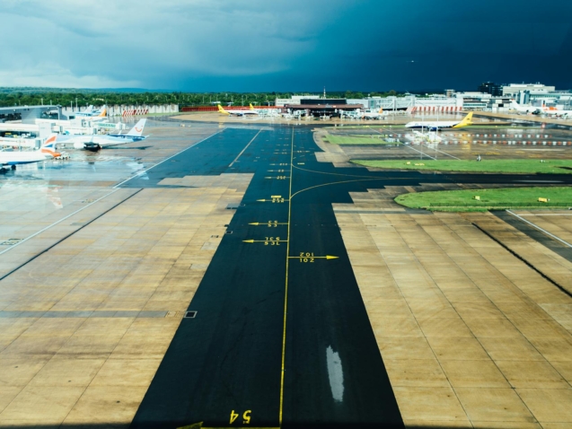 Para lidar com a ansiedade pré-embarque, é fundamental adotar estratégias como a preparação antecipada, técnicas de relaxamen