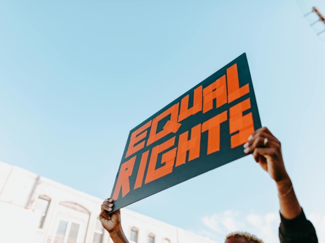 Para identificar racismo e xenofobia, observe discursos de ódio, discriminação em oportunidades e preconceito com base em etn