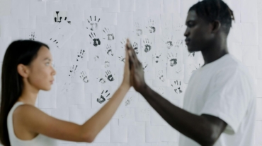 Para respeitar a cultura local em relação à religião e costumes e evitar problemas, é fundamental pesquisar previamente sobre