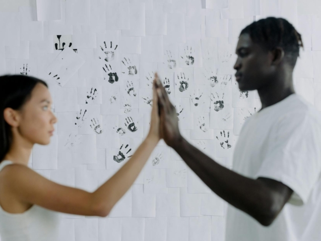 Para respeitar a cultura local em relação à religião e costumes e evitar problemas, é fundamental pesquisar previamente sobre