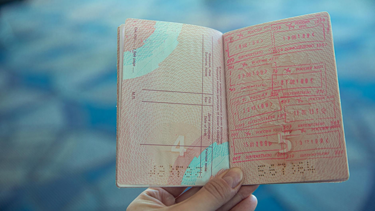 Para **renovar seu visto e estender sua permanência sem voltar ao Brasil**, você deve consultar as leis de imigração do país