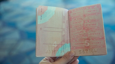 Para **renovar seu visto e estender sua permanência sem voltar ao Brasil**, você deve consultar as leis de imigração do país