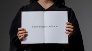 Para conseguir estágios remunerados como trainee internacional, é essencial pesquisar programas específicos, aprimorar seu cu