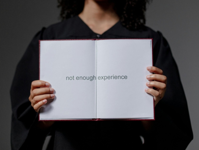 Para conseguir estágios remunerados como trainee internacional, é essencial pesquisar programas específicos, aprimorar seu cu