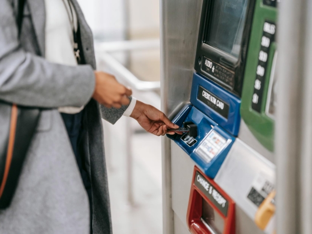 Para comprar passes mensais de transporte e economizar, pesquise as opções disponíveis em sua cidade (cartões recarregáveis,