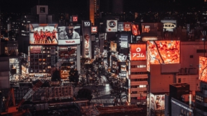 Para quem busca as melhores cidades para a vida noturna, com festas e pubs vibrantes, destinos como Berlim, Barcelona, Londre