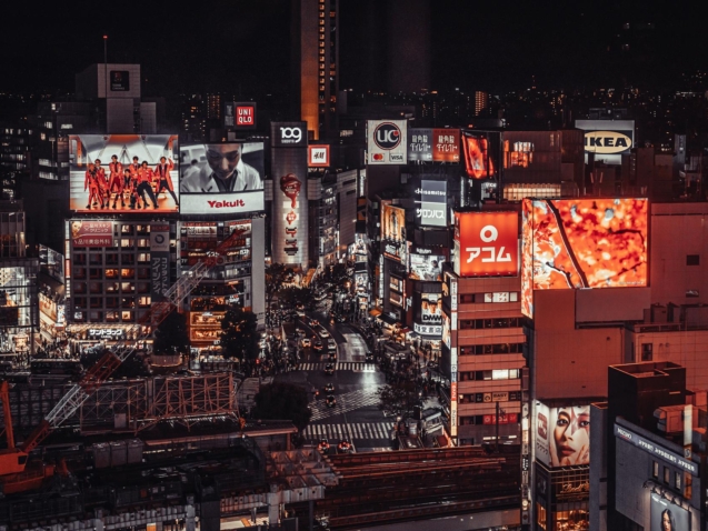 Para quem busca as melhores cidades para a vida noturna, com festas e pubs vibrantes, destinos como Berlim, Barcelona, Londre